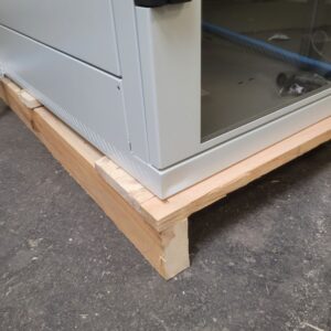 Triton 19"Schrank 32HE, B600/T1000, Lichtgrau, *Demoschrank Vorne/unten/links im Sockelbereich leichte Delle*
