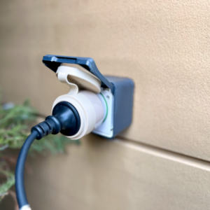 Shelly · Plug & Play "Outdoor Plug S Gen3" · Zwischenstecker für draußen · 12A · Messfunktion · WLAN · Matter · BT